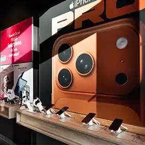 Apple iPhone Pro im Elektronikgeschäft, Smartphones auf Tisch mit Demo-Geräten