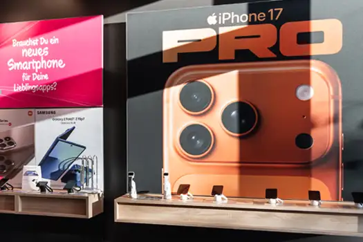 Smartphone-Werbung im Laden: iPhone 17 Pro Poster und Galaxy Z Fold Display