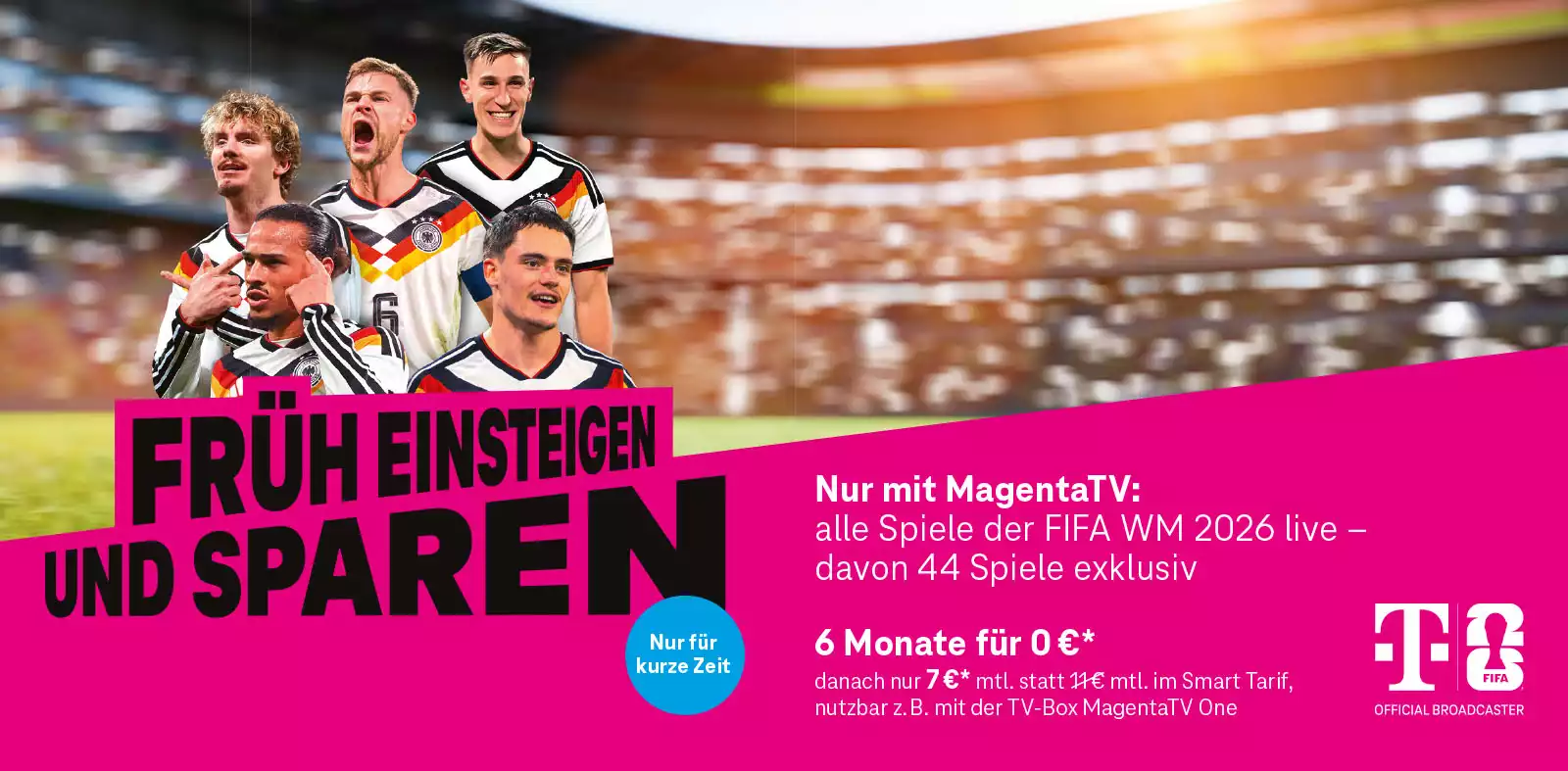 Werbebanner: MagentaTV zeigt FIFA WM 2026 live, deutsche Fußballspieler im Stadion