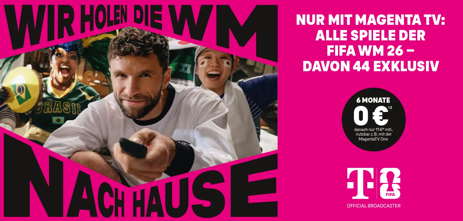 MagentaTV Werbung: Fans jubeln, Mann mit Fernbedienung schaut FIFA WM 26