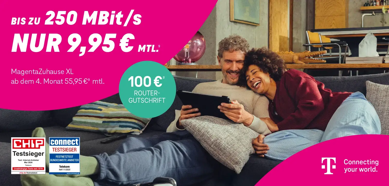 Paar auf Sofa mit Tablet, Telekom MagentaZuhause XL DSL-Angebot bis 250 MBit/s.